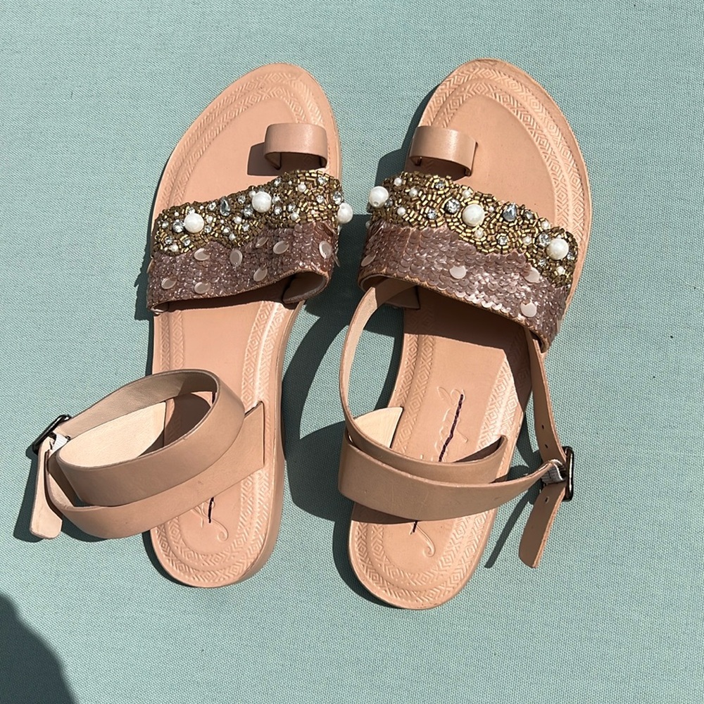 Free People Sun Peaks Embellished cream Leather Toe Loop Sandals size 40/9